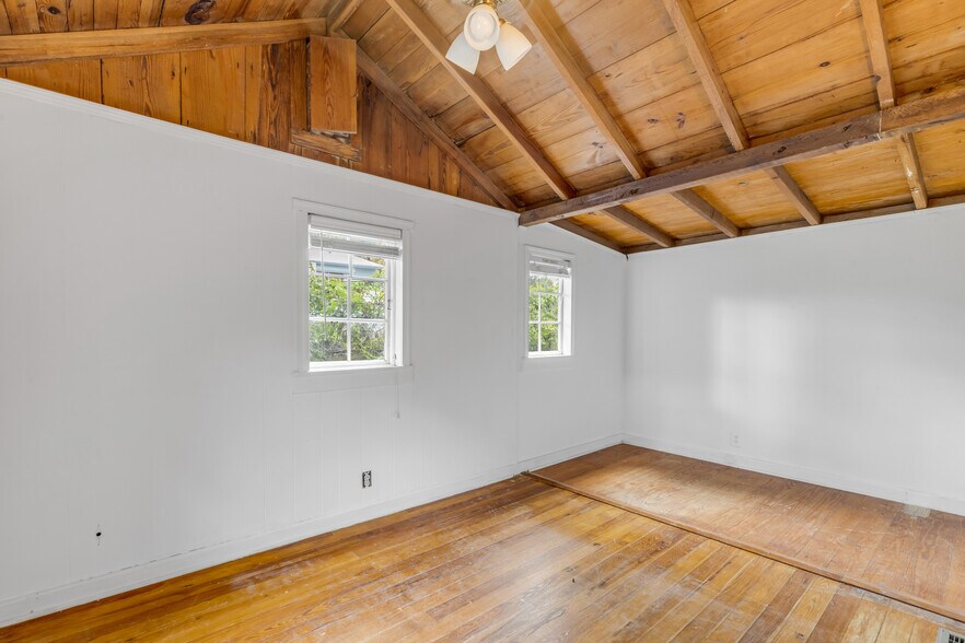 More Photos Of 304 Flagler Ave, New Smyrna Beach Storefront For Sale