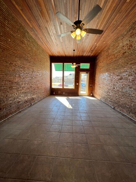 More Photos Of 101 N Broadway St, Hugo Freestanding For Lease