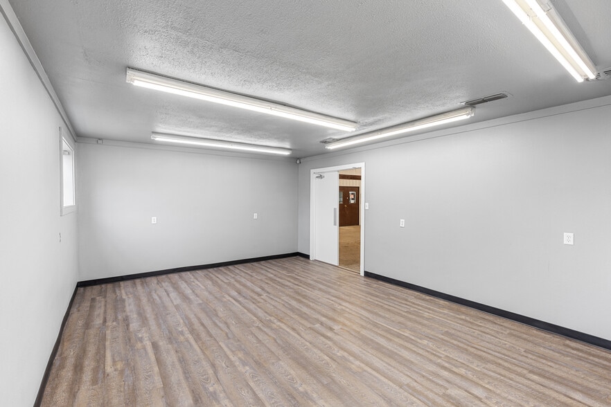 More Photos Of 5908-5912 Eden Dr, Fort Worth Warehouse For Sale