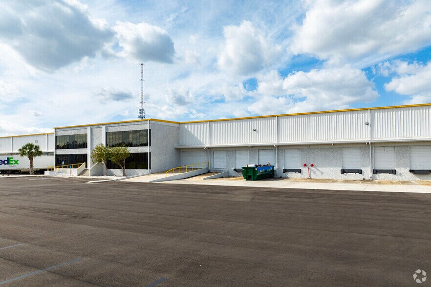 More Photos Of 6708 Harney Rd, Tampa Distribution For Lease