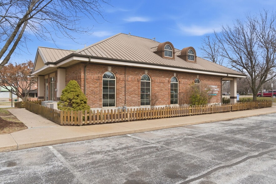 More Photos Of 2104 Chesterfield Blvd, Springfield Office For Sale