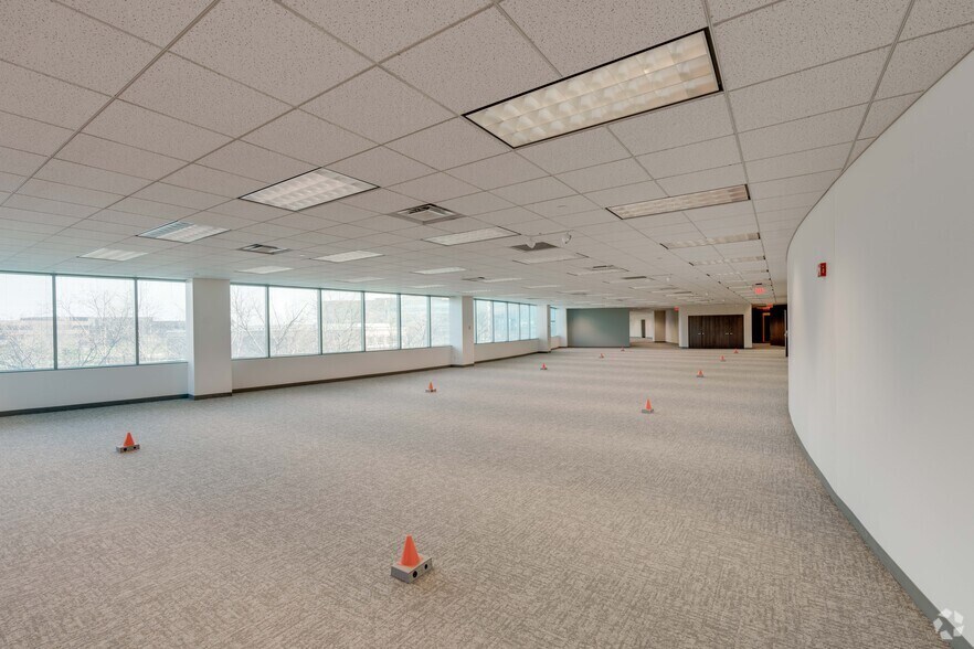 More Photos Of 2275 Cabot Dr, Lisle Office For Lease
