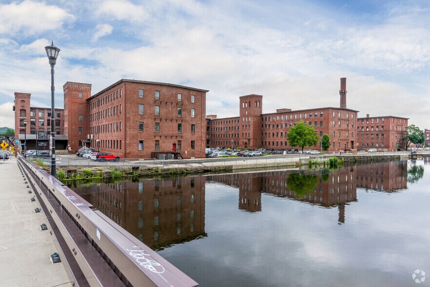 More Photos Of 4 Open Square Way, Holyoke Showroom For Lease