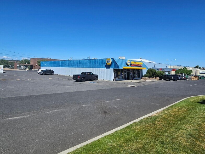 More Photos Of 646 SW Palmain Pl, Madras Storefront For Sale