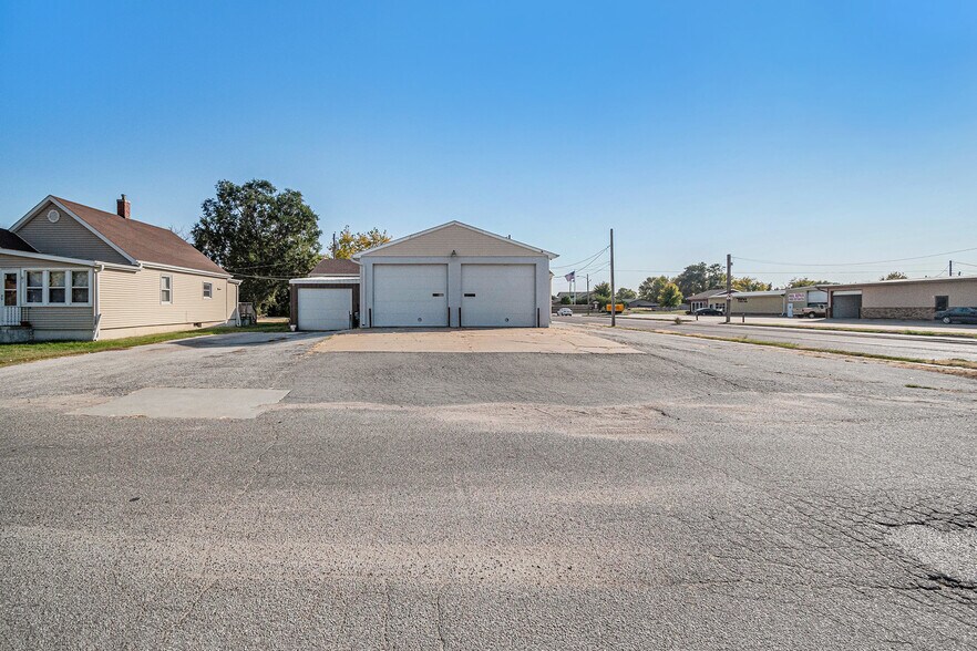 More Photos Of 1023 N 16th St, Council Bluffs Auto Repair For Sale