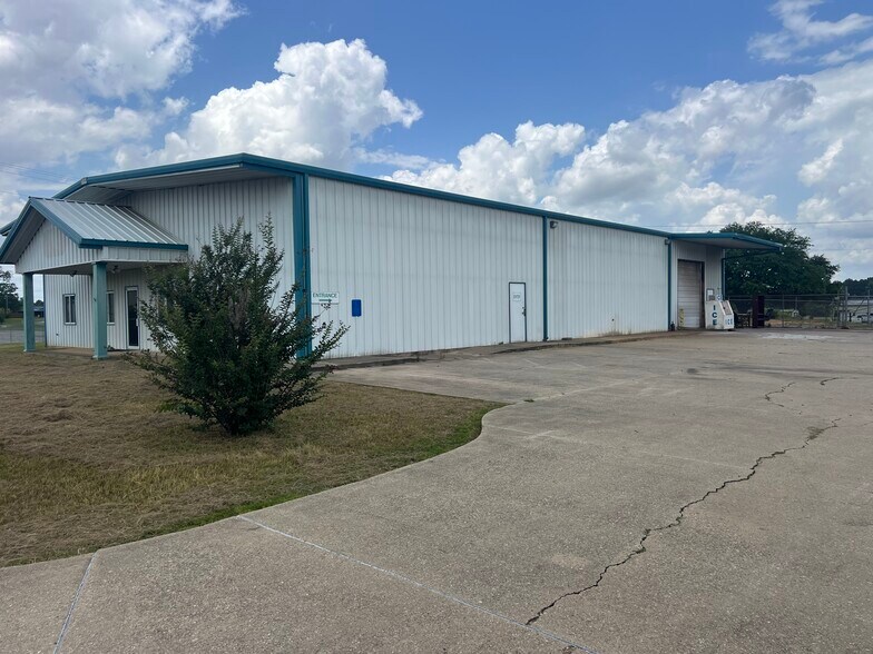 More Photos Of 240 Corporate Dr, Sibley Distribution For Sale