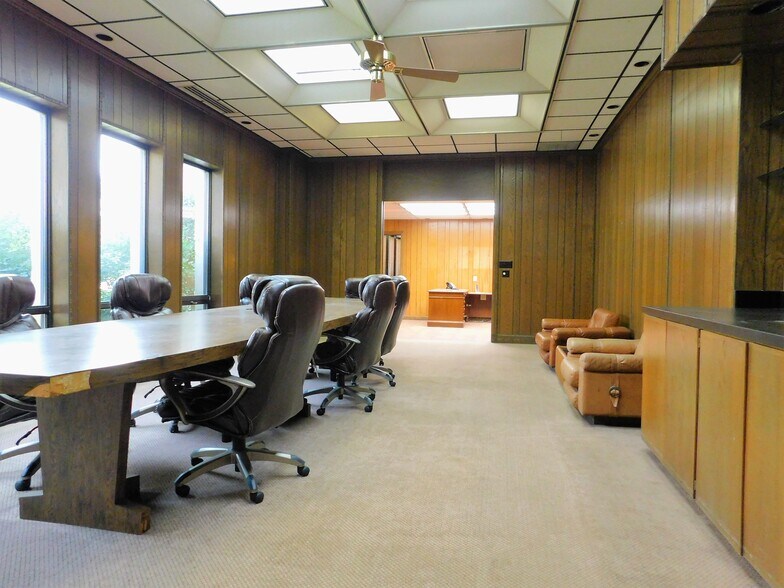More Photos Of 720 SW F Ave, Lawton Manufacturing For Sale