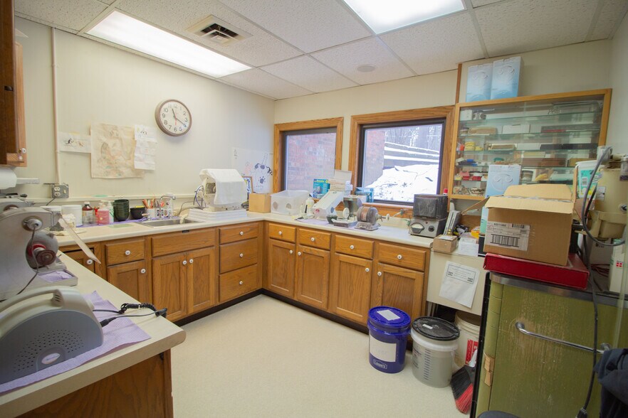 More Photos Of 1900 Whites Rd, Kalamazoo Medical For Lease