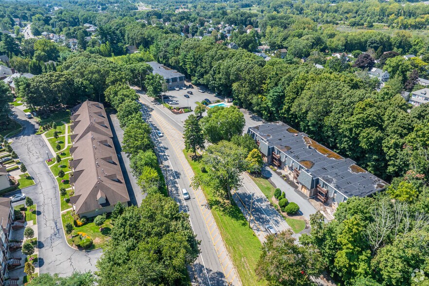 More Photos Of 383-435 Oaklawn Ave, Cranston Apartments For Sale