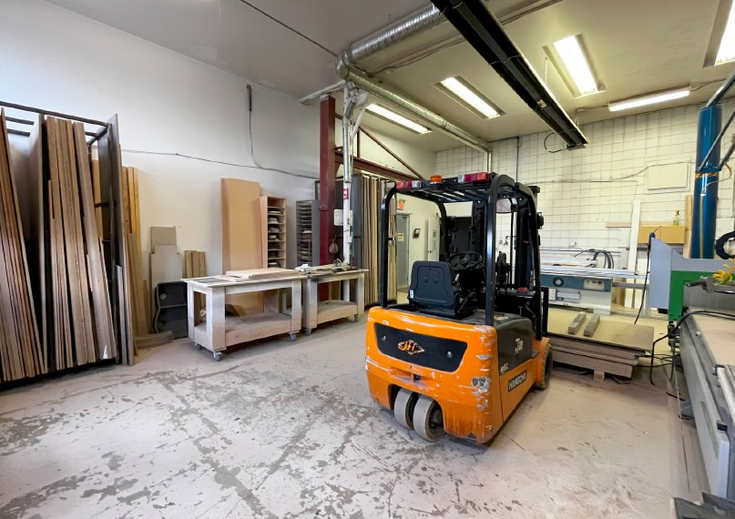 More Photos Of 520 36 Av NE, Calgary Showroom For Lease