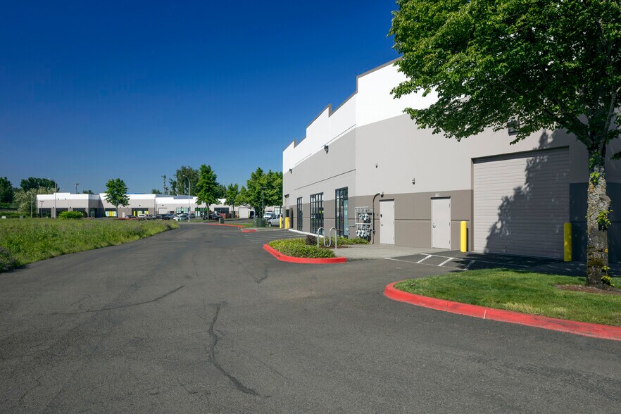 More Photos Of 1020-1080 NW Corporate Dr, Troutdale Unknown For Lease
