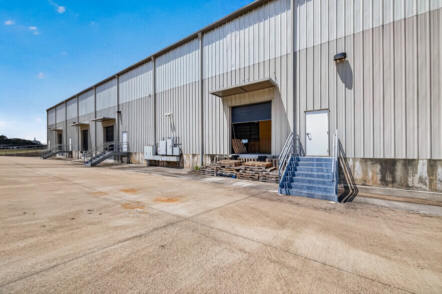 More Photos Of 15135 Bellaire Blvd, Houston Warehouse For Lease