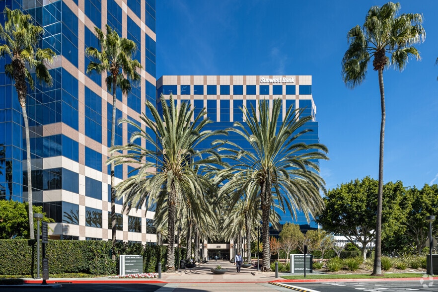 More Photos Of 2040 Main St, Irvine Unknown For Lease