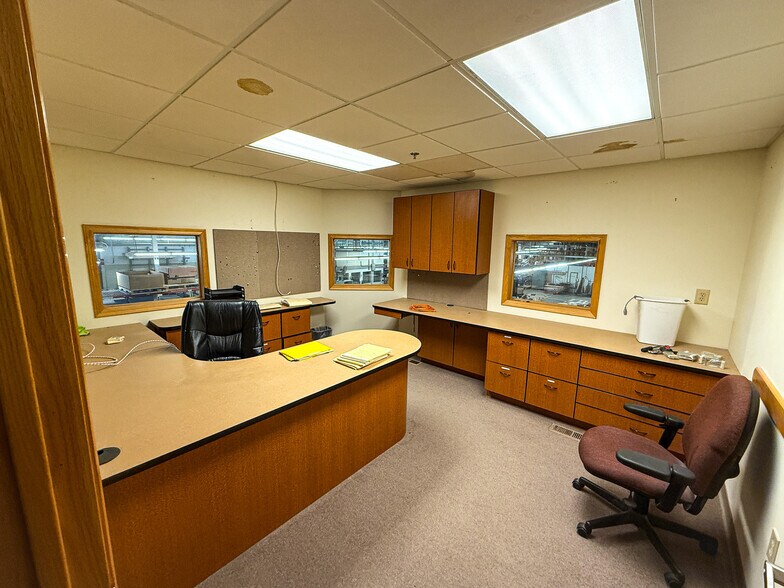 More Photos Of 1674 N Industrial Ave, Ottawa Manufacturing For Sale