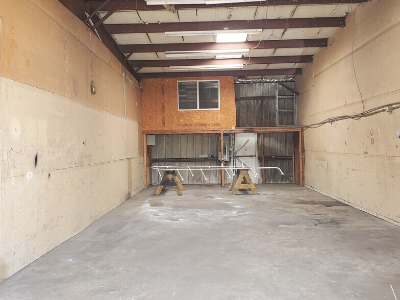 More Photos Of 2300 Grand Blvd, Holiday Light Distribution For Lease