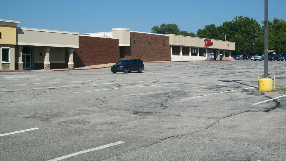 More Photos Of 200 W Greenway Ct, Derby Unknown For Lease