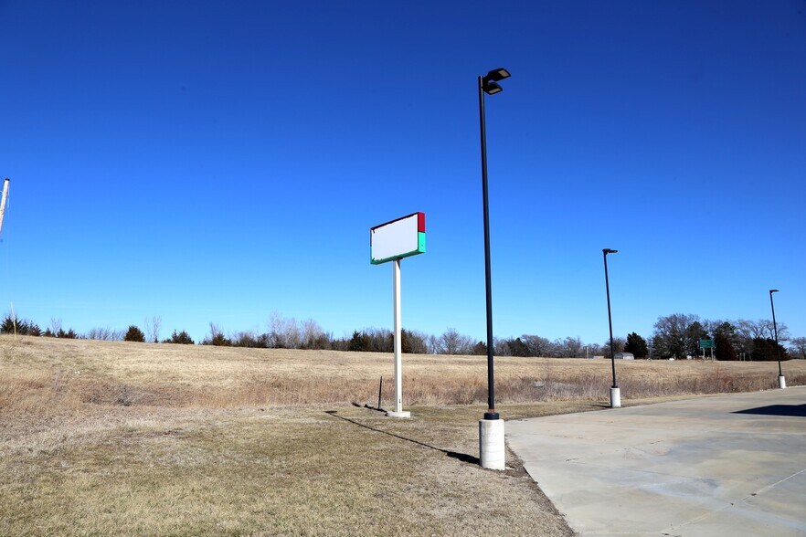 More Photos Of 309 E 9th St, Peabody Storefront For Sale