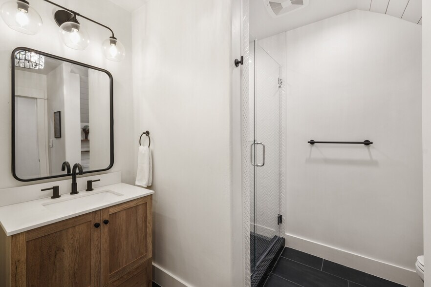 More Photos Of 602 Steve Hawkins Pky, Marble Falls Storefront Retail Office For Sale