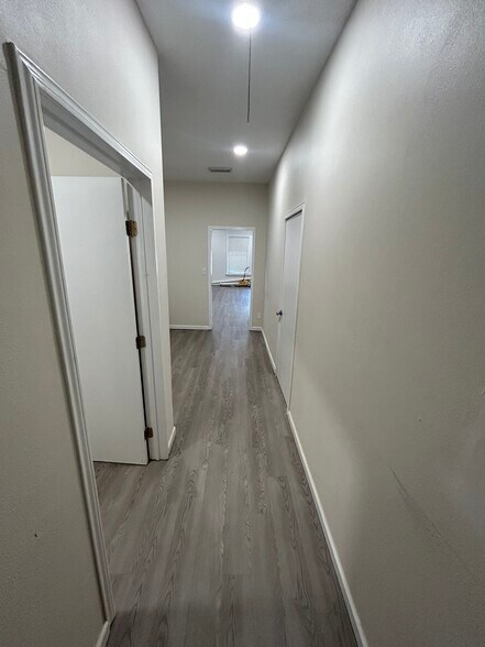 More Photos Of 420 W 19th St, Houston General Retail For Lease