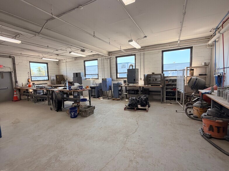 More Photos Of 2 Commercial St, Hicksville Manufacturing For Lease