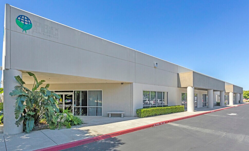 More Photos Of 2695 N Fowler Ave, Fresno Flex For Lease