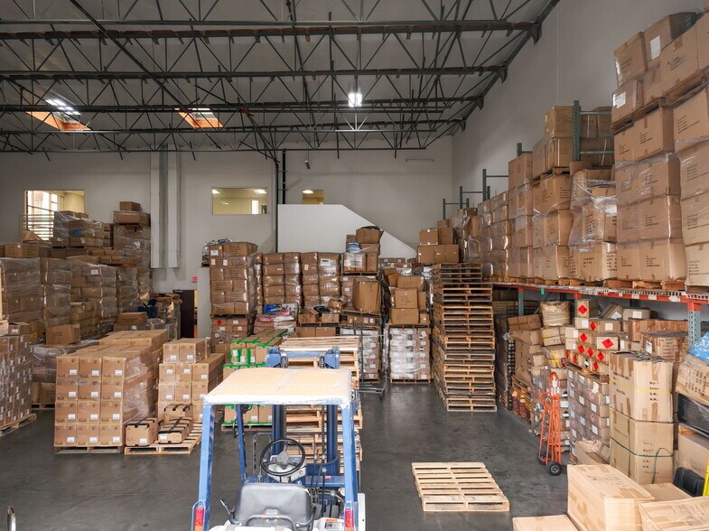 More Photos Of 19827 Hamilton Ave, Torrance Warehouse For Lease