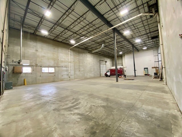 More Photos Of 545 Willowbrook Centre Pky, Willowbrook Warehouse For Lease