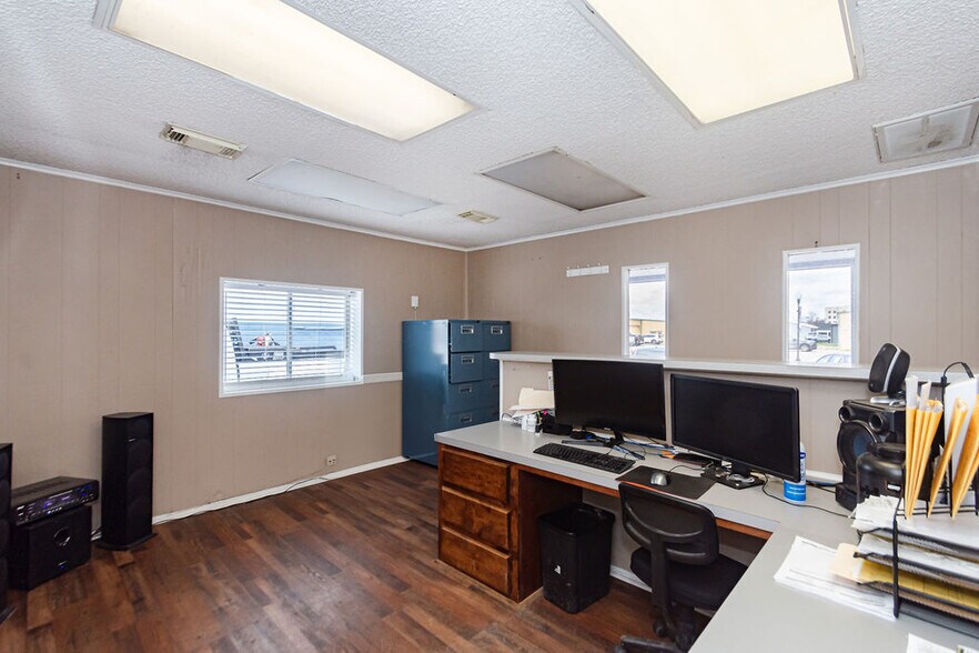 More Photos Of 120 E Mulberry St, Angleton Auto Dealership For Lease