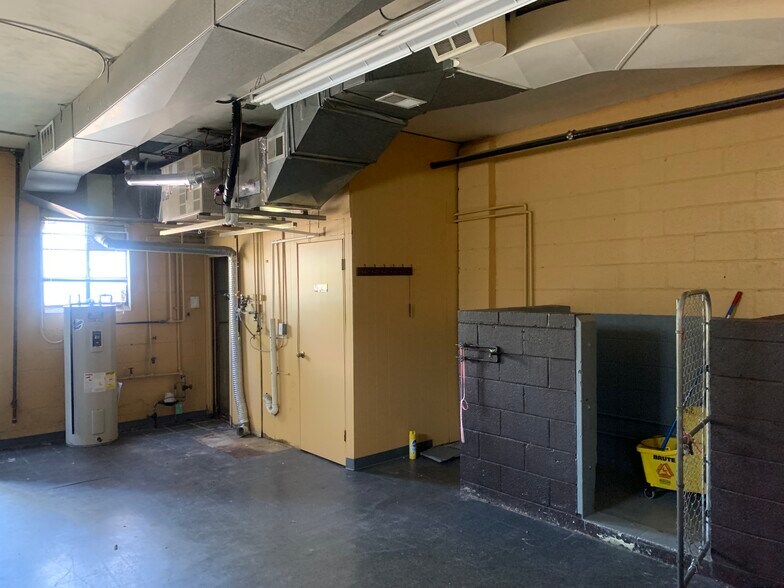 More Photos Of 33788 Woodward Ave, Birmingham Veterinarian Kennel For Lease