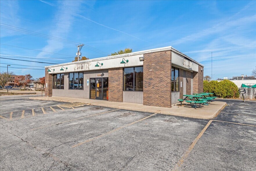 Primary Photo Of 425 S Grand Ave E, Springfield Fast Food For Lease
