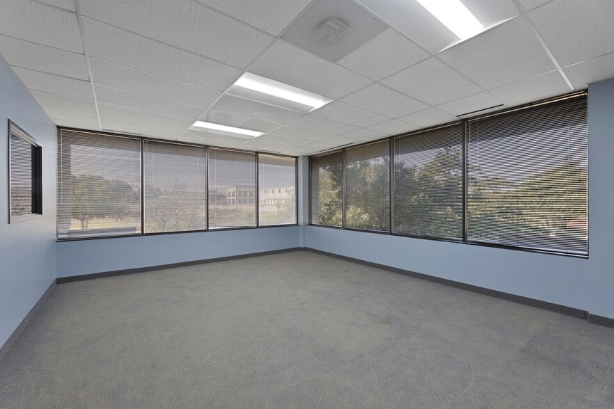 More Photos Of 4221 S Walton Walker Blvd, Dallas Office For Sale