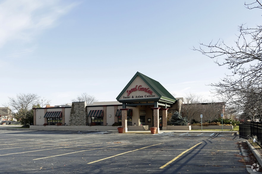 Primary Photo Of 3321 28th St SE, Grand Rapids Restaurant For Lease