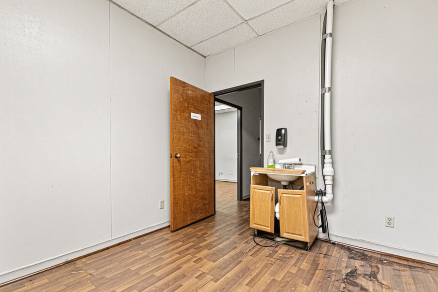 More Photos Of 1301 Northwest Hwy, Garland Office For Sale