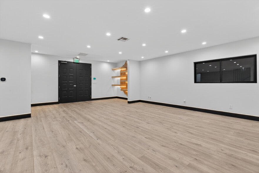 More Photos Of 703 S Main St, Burbank Showroom For Sale
