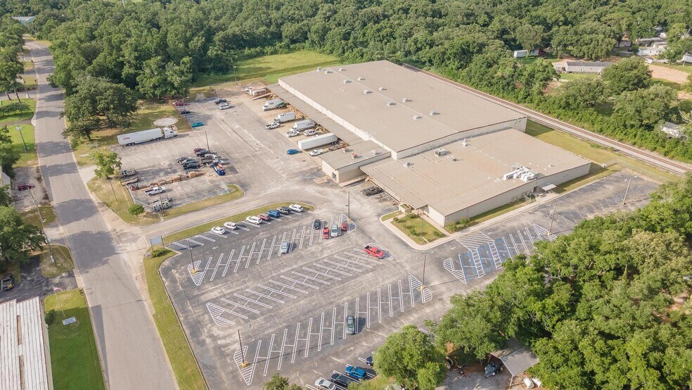 More Photos Of 7801 Sears Blvd, Pensacola Distribution For Lease