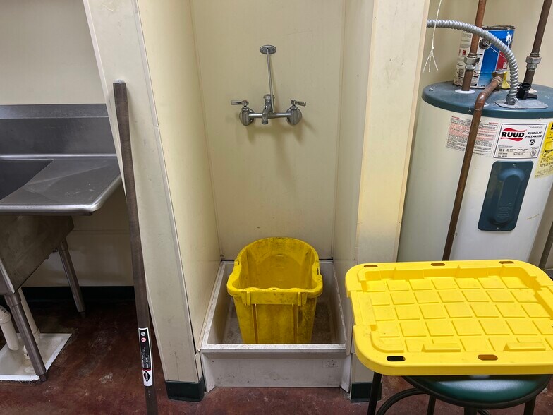 More Photos Of 1621 S 1st Ave, Iowa City Fast Food For Lease