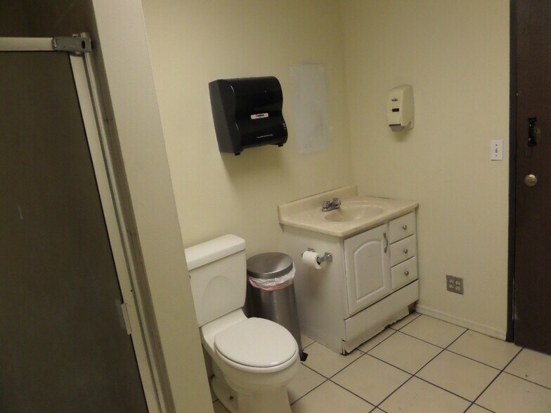 More Photos Of 2602 W Holly St, Phoenix Warehouse For Lease