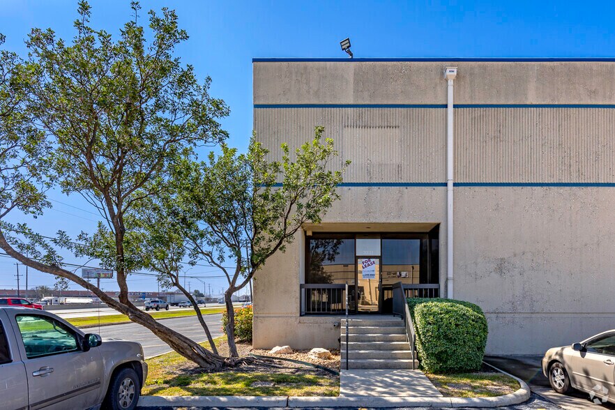 More Photos Of 3331-3347 N Panam Expy, San Antonio Distribution For Lease