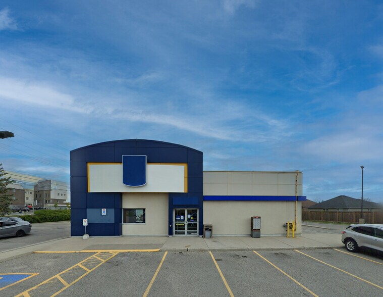 Primary Photo Of 16591 Yonge St, Newmarket Bank For Lease