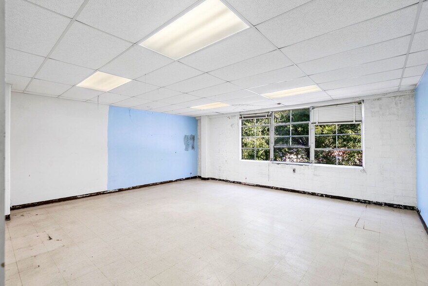 More Photos Of 1701 W Woodlawn Ave, San Antonio Religious Facility For Sale