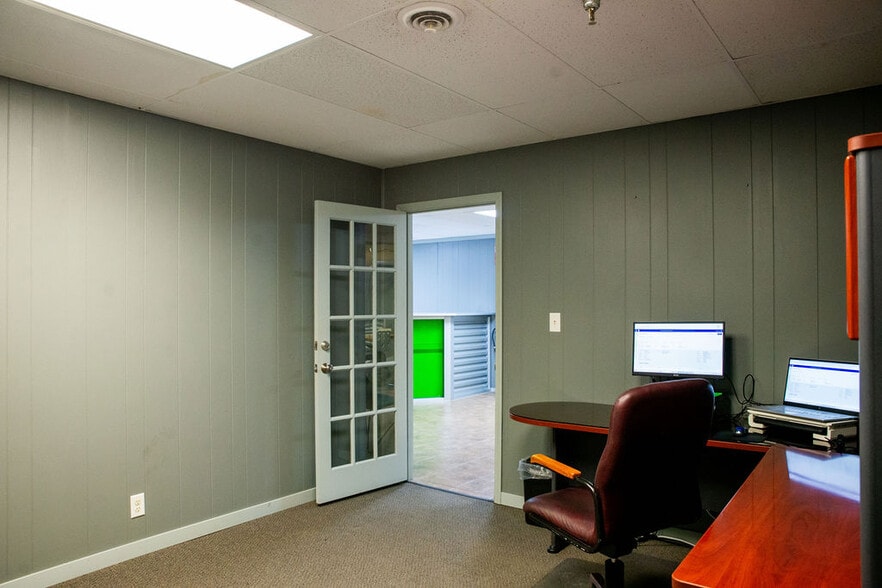 More Photos Of 1630 N Eldon Ave, Springfield Unknown For Lease