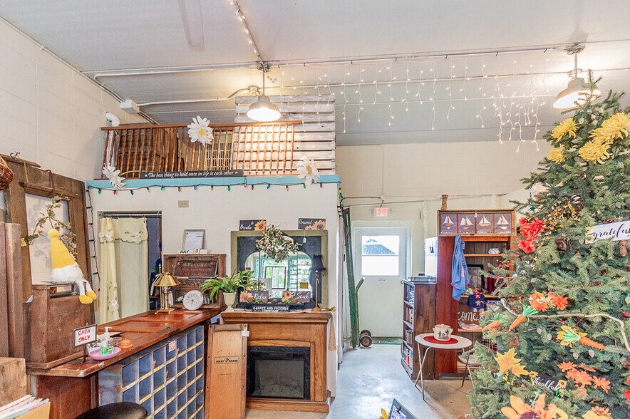 More Photos Of 185 E State St, Iola Storefront For Sale