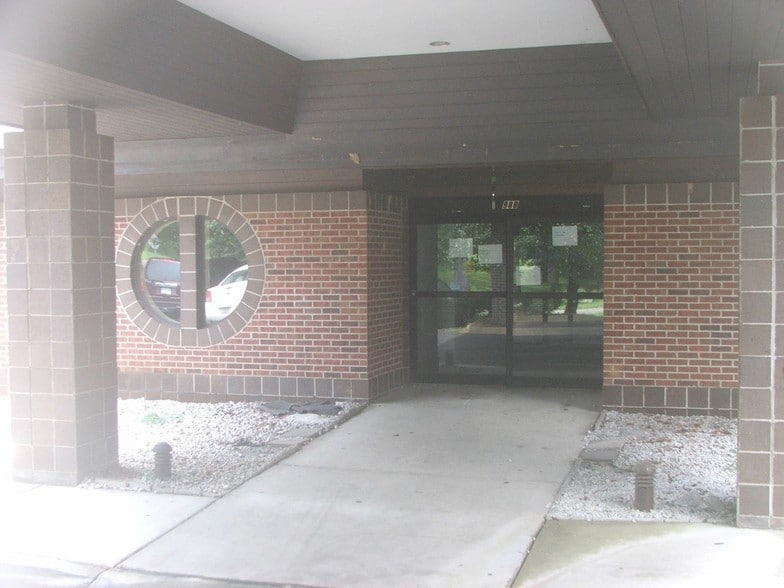 More Photos Of 980 N Woodland Dr, Lancaster Medical For Sale