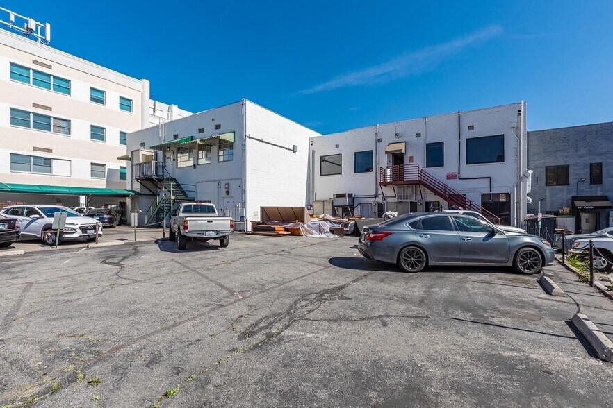 More Photos Of 351-355 N Canon Dr, Beverly Hills Storefront Retail Office For Lease