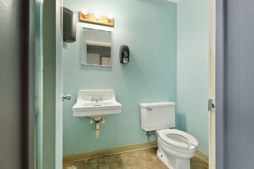 More Photos Of 800 N 42nd Ave, Minneapolis Medical For Lease