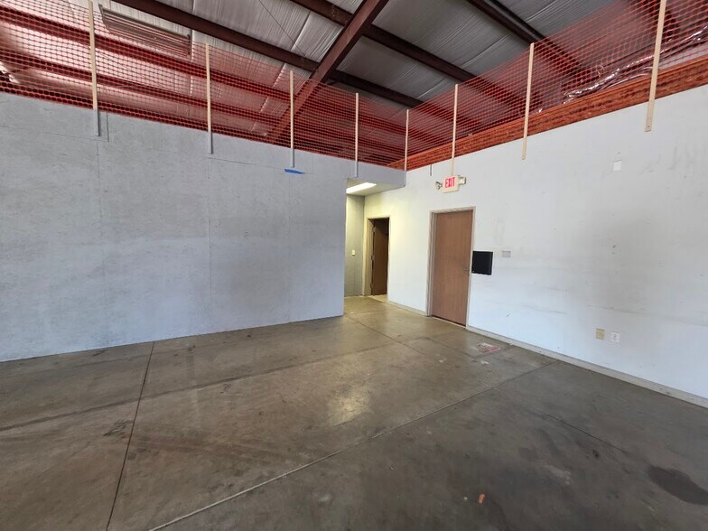 More Photos Of 500 Delano Dr, Oakdale Showroom For Lease