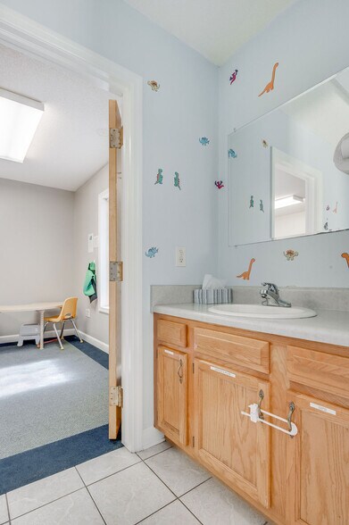 More Photos Of 217-219 Station St, Jacksonville Medical For Lease