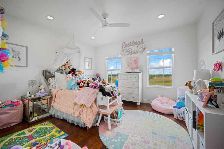 More Photos Of 741 County Road 159, Kenedy Flex For Sale