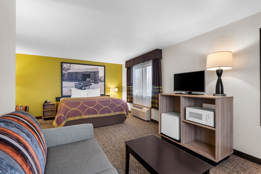 More Photos Of 210 10th St SE, Oelwein Hotel For Sale