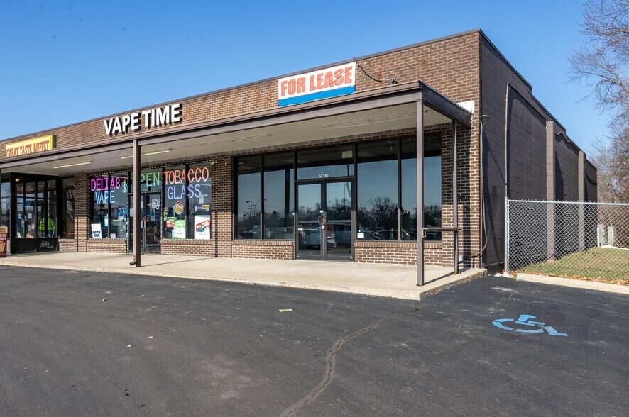 More Photos Of 3612-3620 W 3rd St, Bloomington Department Store For Lease